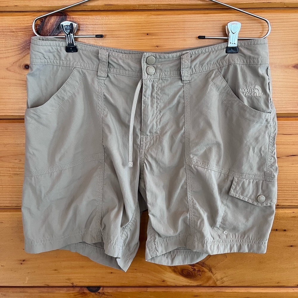 The North Face Womens Size 8 Khaki Cargo Shorts Rip Stop Nylon Hiking Pockets